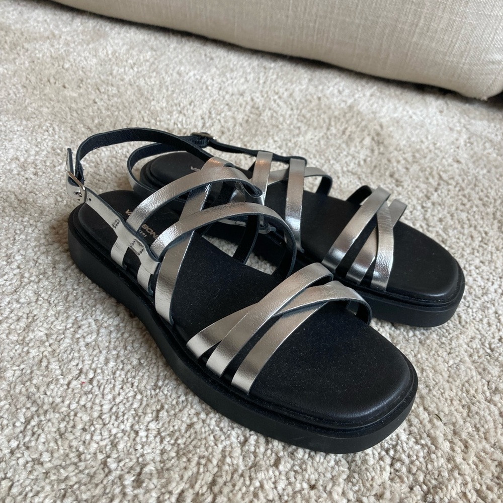 Vagabonds Women's Silver and Black Sandals